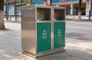 户外街道两分类不锈钢垃圾箱，让环保与美学并行