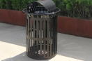 街道上的几何诗当黑色不锈钢垃圾桶成为城市艺术品
