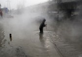 建筑垃圾填入污井导致西安街头水漫金山