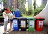 小区分类垃圾桶不分类，居民街道办齐心整治有害垃圾
