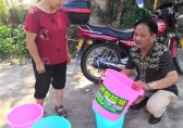 干部为村民发放了分类垃圾桶