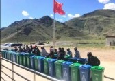 捐赠分类垃圾桶 助力美丽乡村建设