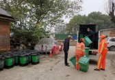 马池墩社区更换分类垃圾桶，助力文明城市创建