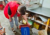 东山社区开展沿街商铺分发可回收物分类垃圾桶活动