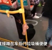 深圳女子坐公交垃圾桶上排泄？网友：事出有因，值得谅解