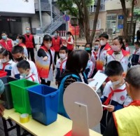三元坊小学党支部参加社区垃圾分类宣传活动