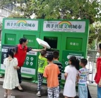 街道开展“大手牵小手 垃圾分类丢”志愿服务活动