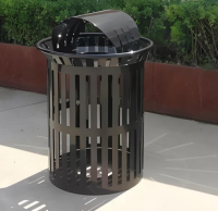 街道上的几何诗当黑色不锈钢垃圾桶成为城市艺术品