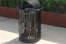 街道上的几何诗当黑色不锈钢垃圾桶成为城市艺术品