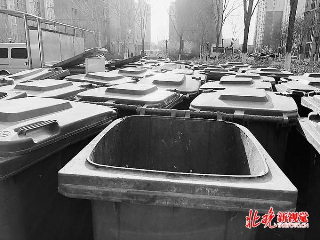 北京小区物业垃圾桶堵门，以新换旧是好事，扫尾工作也要落实
