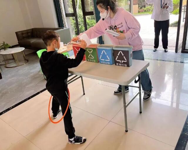 垃圾分类亲子同行，美丽城镇你我共建