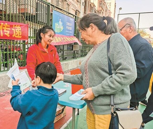 亲子践行垃圾分类理念