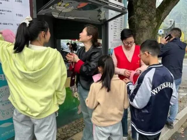 垃圾分类显成效，美丽乡村展新颜